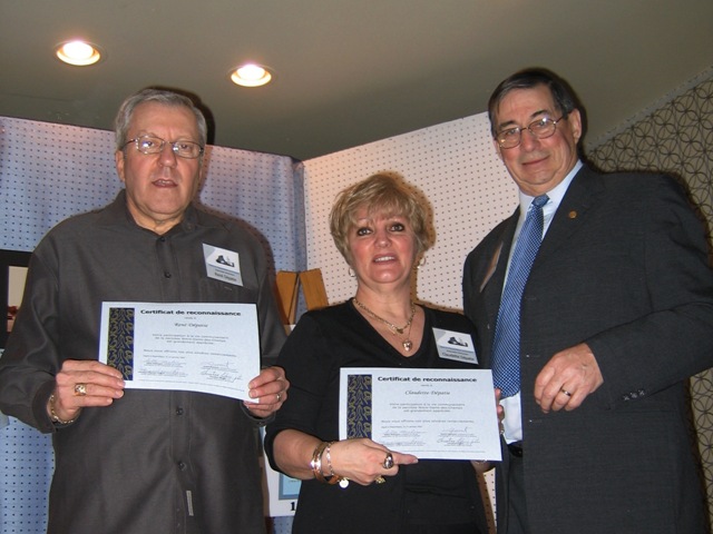 Ren� et Claudette D�patie re�oivent un certificat des mains de Gilles Melan�on.